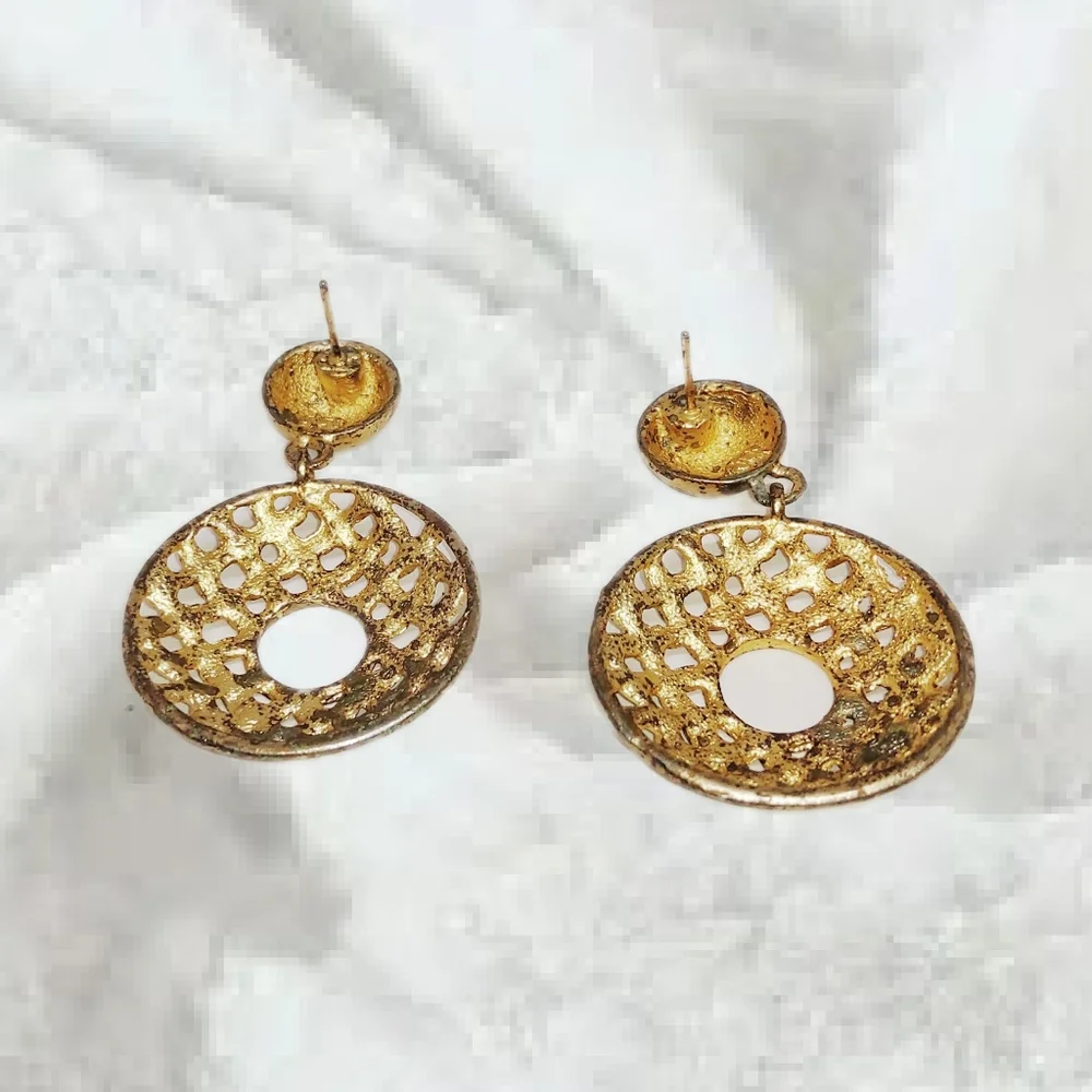 🙋 10/$20. Gold Tone Dangling Earrings